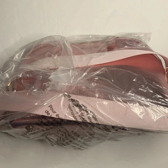 Hello Kitty Crossbody Rose Gold Embossed Insulated Bag Limited Edition NWT - Picture 7 of 7